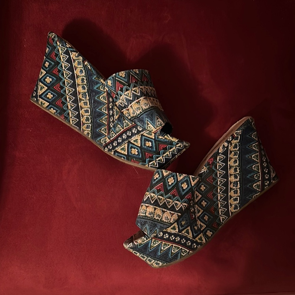 Vintage 90's Breckelles Blue and Red Mules with Ornate Detailing 7 preowned